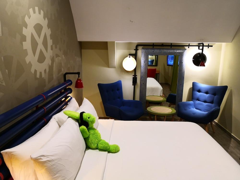 Dash Box Hotel